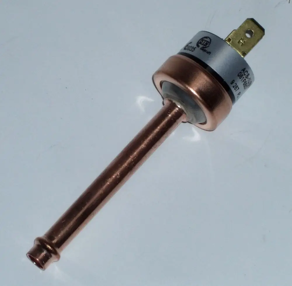 Hochdruckschalter von Daikin mit einem runden Gehäuse und einem langen, schmalen Metallrohr, das eine elektrische Anschlussklemme oben besitzt.